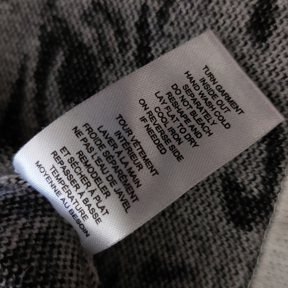 Tahari Black & White Rose Design Thick Viscose Knit Open Front Longline Sweater - Picture 9 of 11